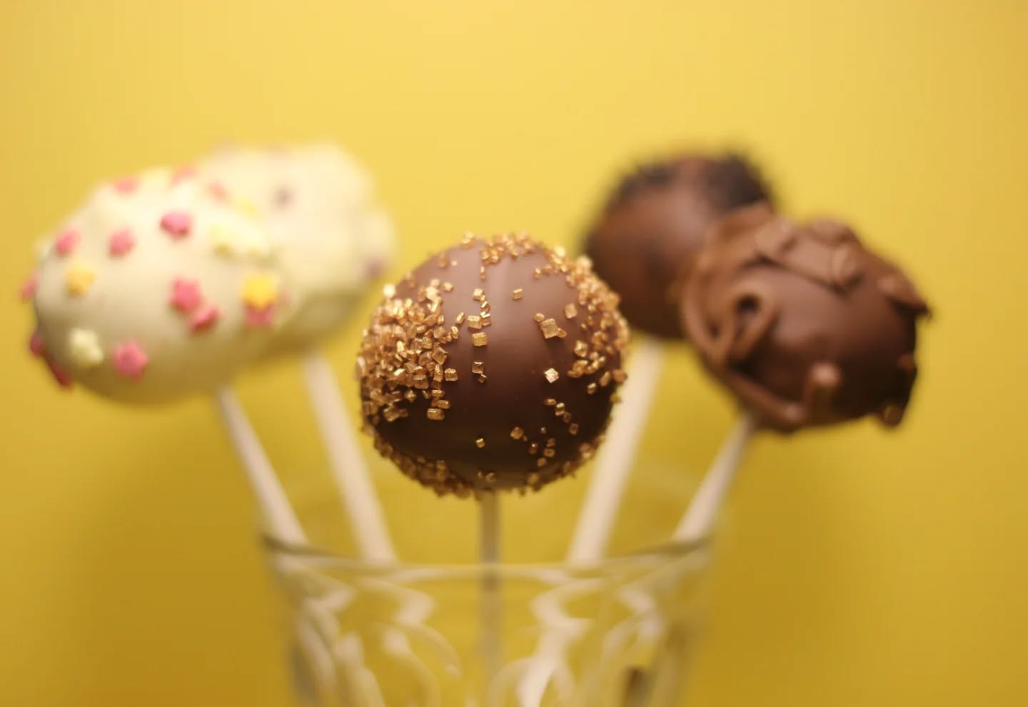 Bunte Karneval-Cake-Pops für Kinder