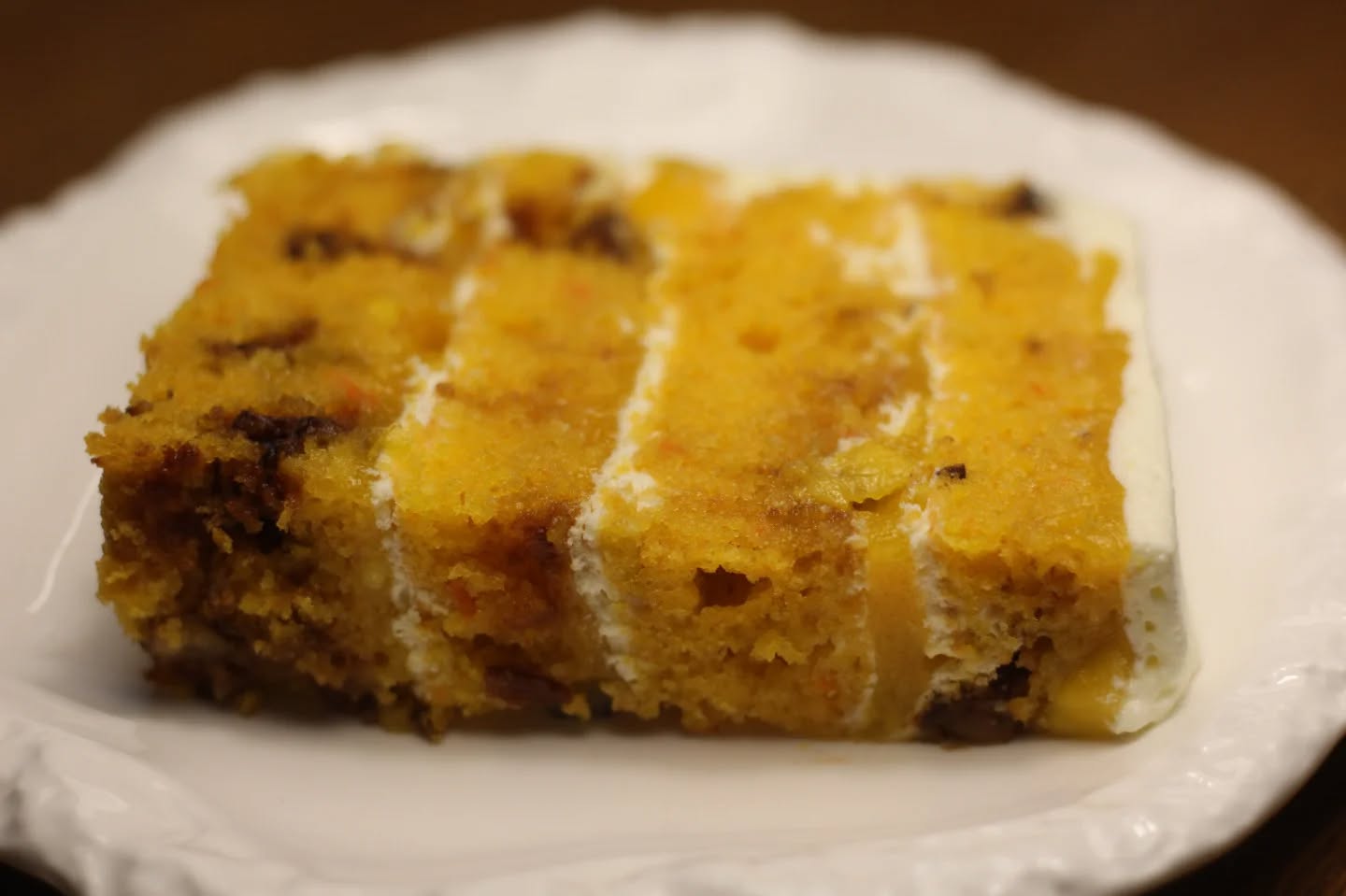 Karottentorte mit Mango und Nüssen