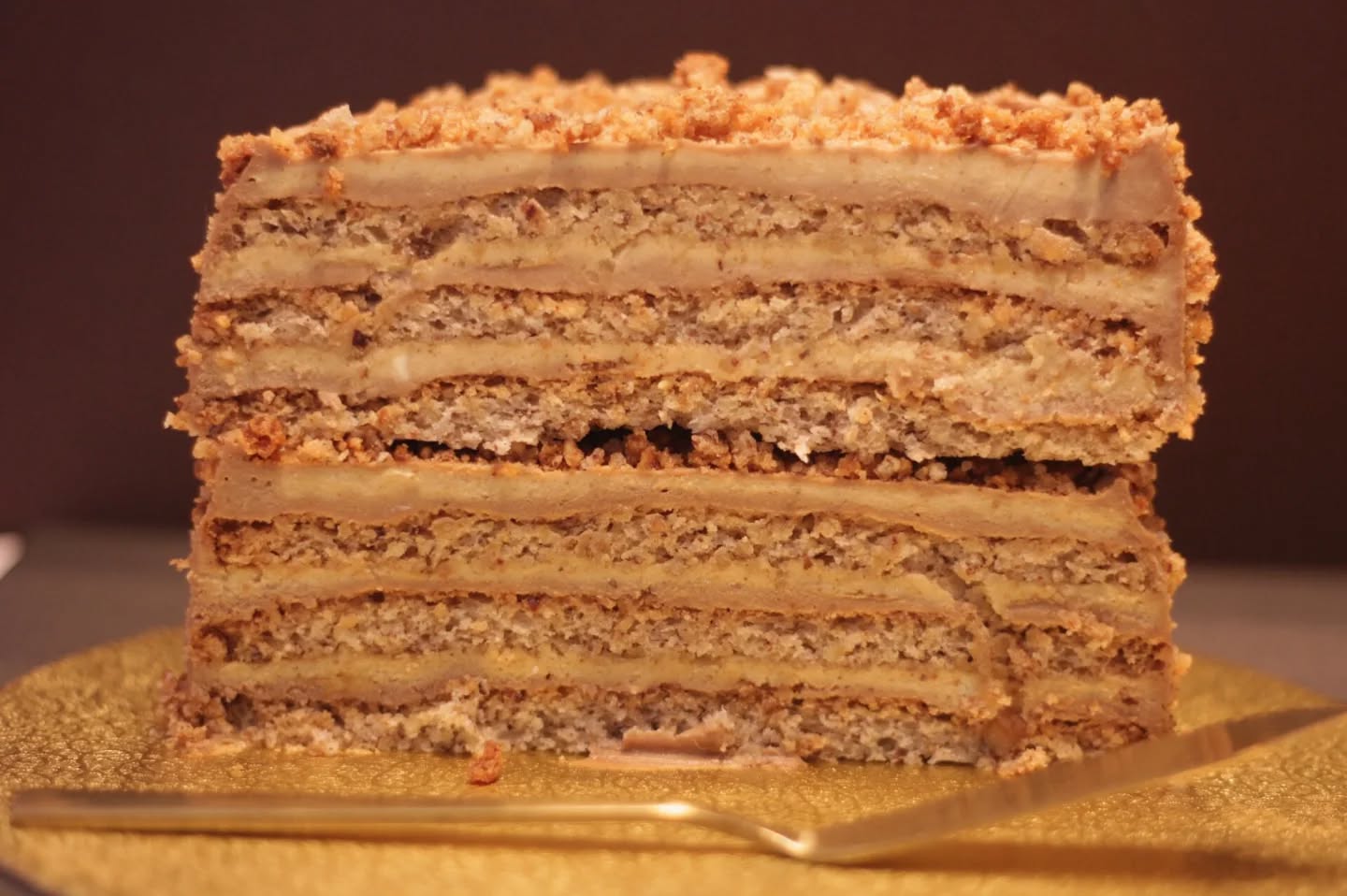 Kiewer Torte mit luftigen Nussböden und zartem Karamellcreme