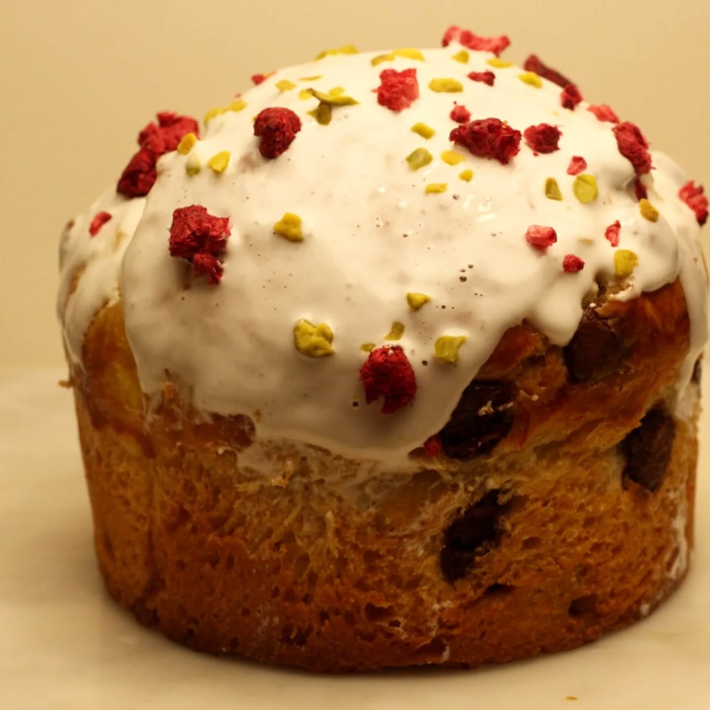 Französisches Oster-Brioche mit Schokolade und Pistazien