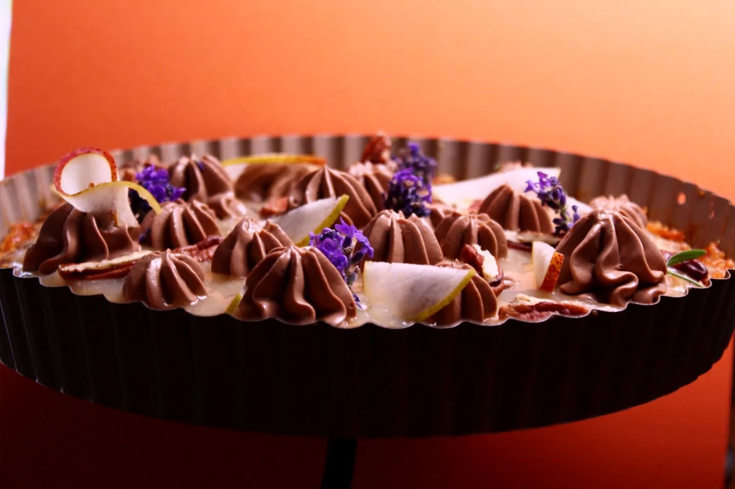 Pekannuss-Tarte mit Schokoladen-Creme und Blüten