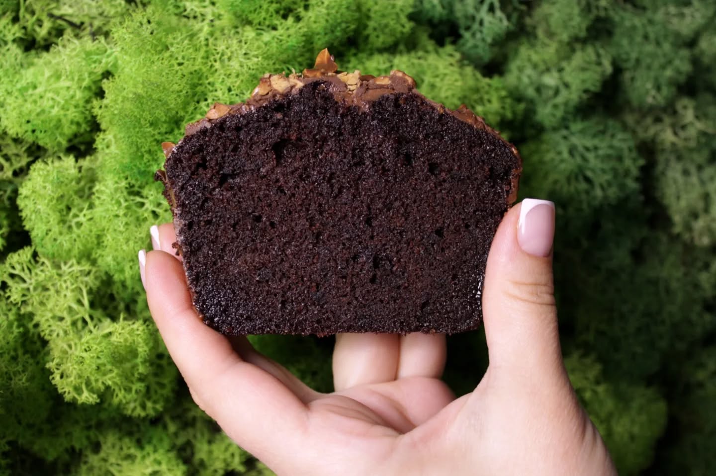 Saftiger Schoko-Nuss-Kuchen mit knackigem Nuss-Topping