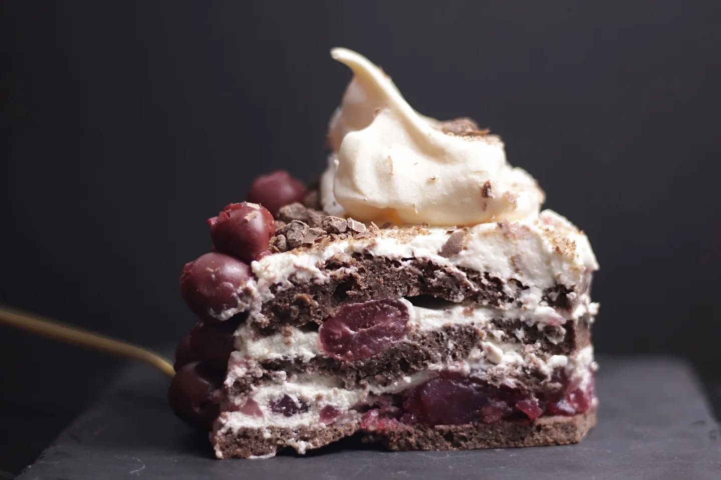 Klassischer Schwarzwälder Kirsch mit Schokolade, Sahne und Kirschen