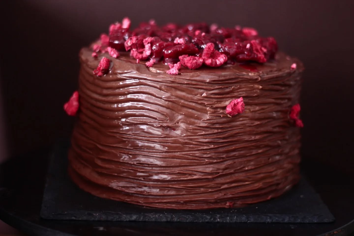 Signature-Kuchen mit Käse-Soufflé und Kirschkonfitüre