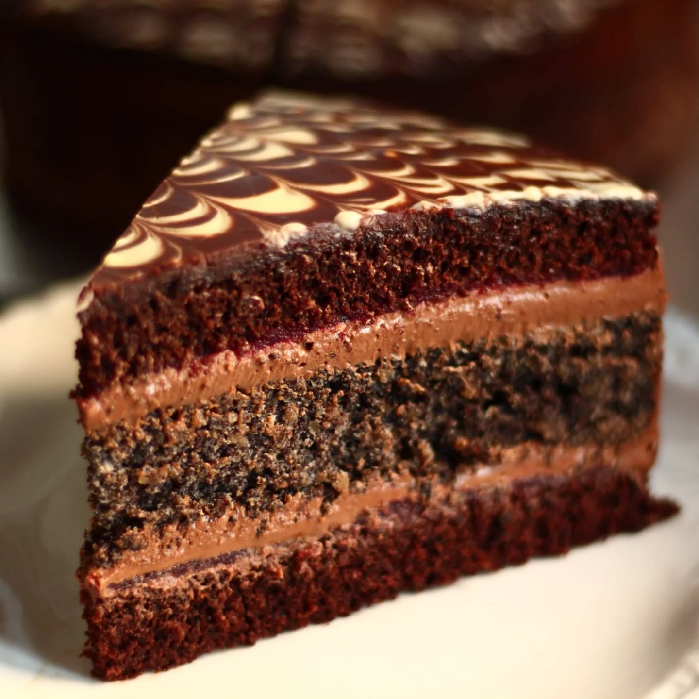 Torte Euphoria – Schokoladenböden, Kirschgelée und Mohn-Nuss-Biskuit